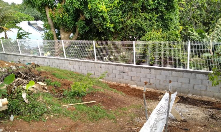 Pose de clôture de jardin par A.R.B. entreprise d'agencement et réhabilitation du bâtiment à Fort-de-France