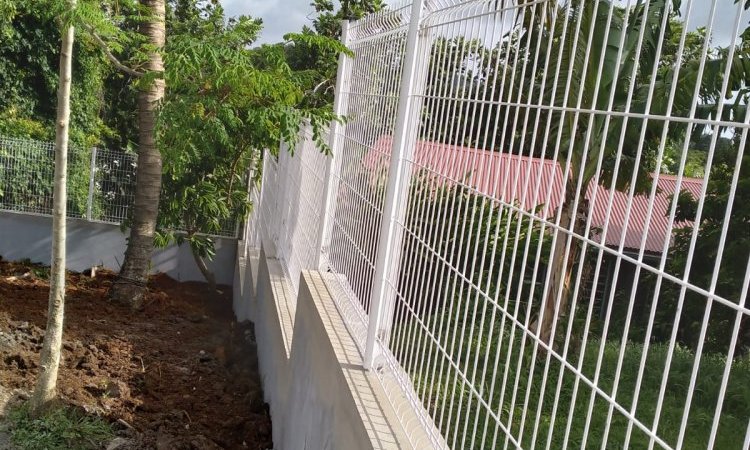 Pose de clôture de jardin par A.R.B. entreprise d'agencement et réhabilitation du bâtiment à Fort-de-France